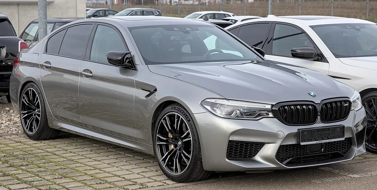 BMW M5 berlina, foto de referencia de la generación F90 anterior al restyling