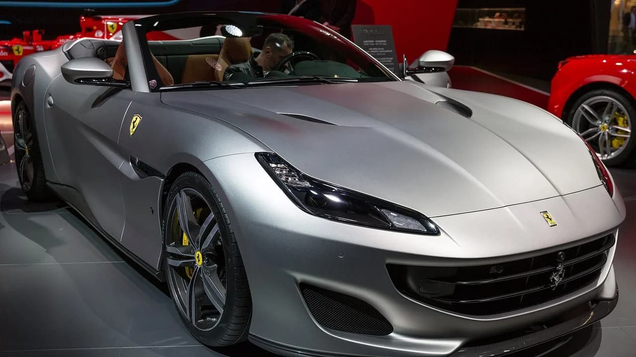 Ferrari Portofino descapotable con el techo duro abierto