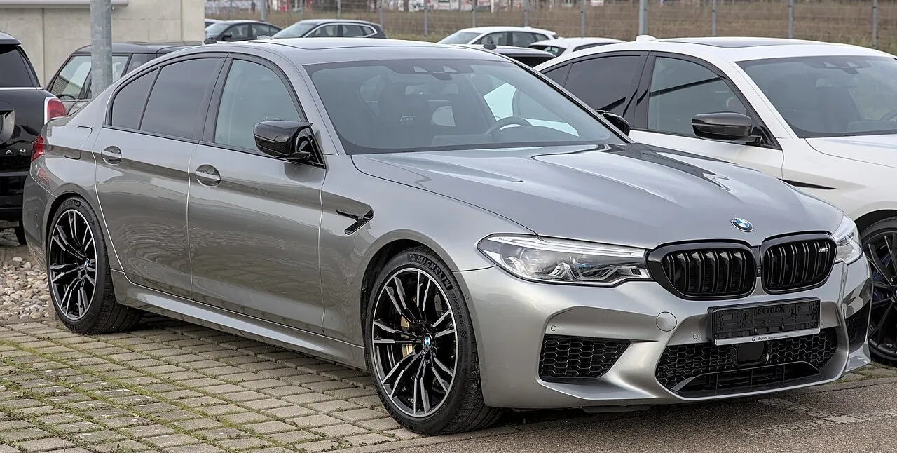 BMW M5 berlina, foto de referencia de la generación F90 anterior al restyling