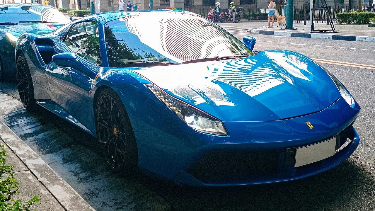 Ferrari 488 Spider con el techo cerrado