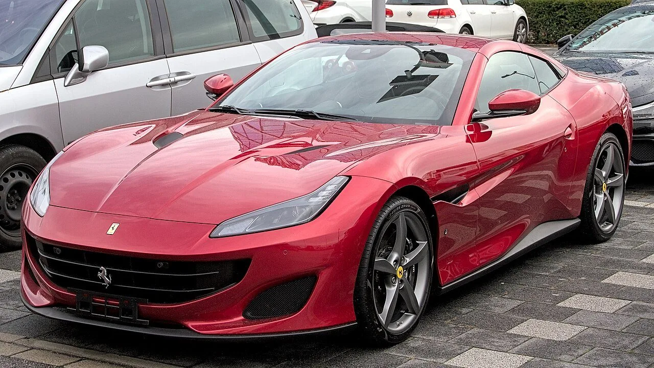 Ferrari Portofino con el techo duro cerrado