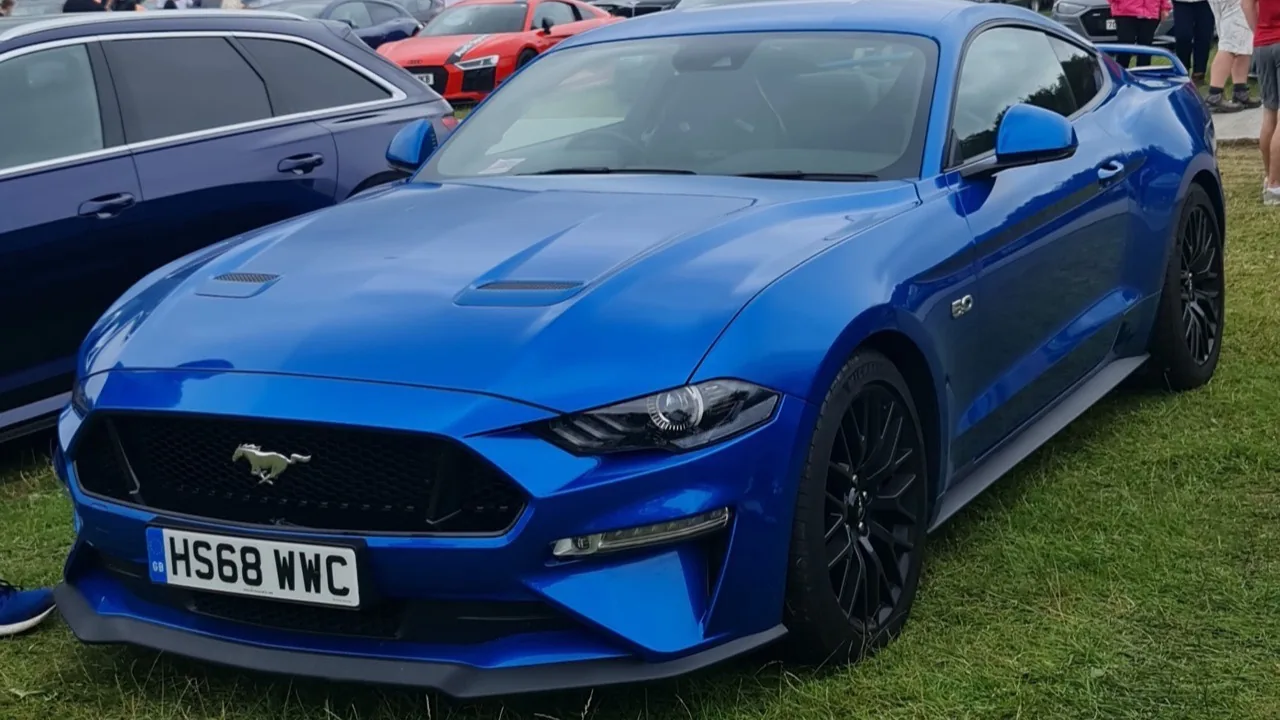 Ford Mustang GT de 2019 con distintivo 5.0